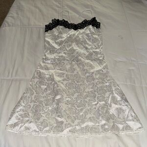 Cider White and Black Chemise with Rose Pattern And Lace Trim Size Extra Small